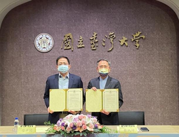 蔡炳坤副市長(右)與國立臺灣大學管中閔校長共同出席文化資產活化合作意向書簽約儀式