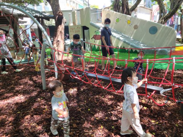 南昌公園特色遊戲場啟用，將家具街意象融入遊具設計，吸引孩童遊玩