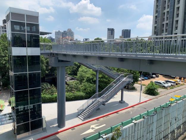 電梯跨堤天橋全新落成，讓民眾能更加便利的前往河濱公園。 