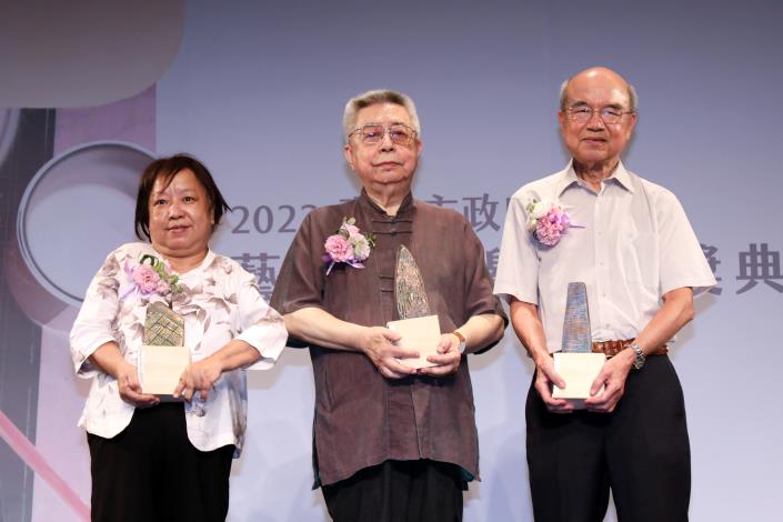 譽揚獲獎人合影。左起為九歌總編輯陳素芳、爾雅創辦人隱地、洪範創辦人葉步榮。