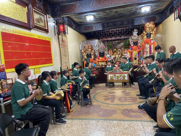 台北靈安社積極推廣北管音樂文化，招募中小學生加入傳習行列。(照片：台北靈安社提供)