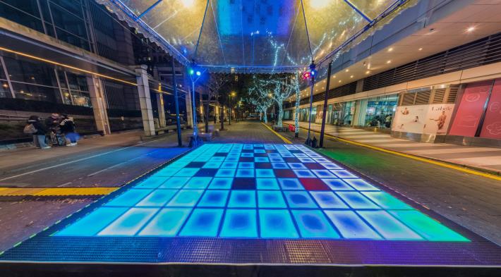 民眾可與「宇宙舞池」的LED地板互動，化身宇宙舞者 