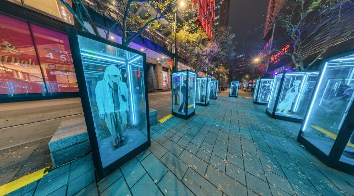 「午夜櫥窗」展示臺灣新銳設計師及藝術家的共創作品，與實踐大學、輔仁大學學生一起亮出臺灣設計新勢力。