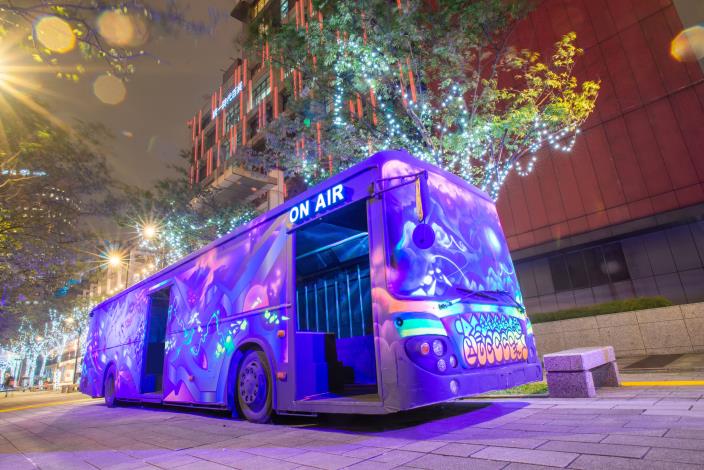 星海公車由知名塗鴉藝術家布雷克以螢光漆彩繪出充滿科技感的未來風格 
