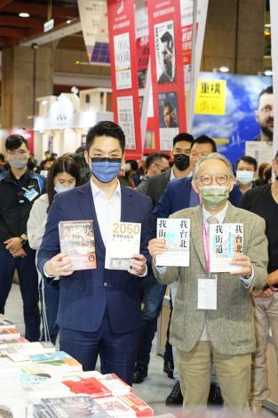 蔣市長前往台北國際書展參觀購書，除了關注國際趨勢，也深入了解台北街道風景。(右為讀書共和國郭重興社長暨創辦人)