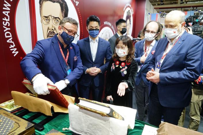 蔣萬安市長前往台北國際書展，其中波蘭主題國館展出珍本古籍展覽