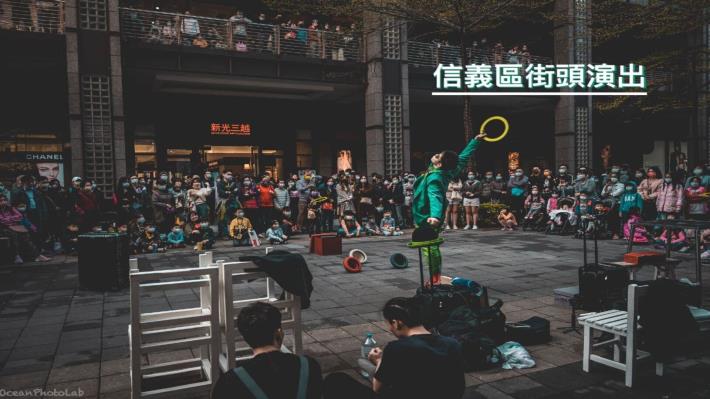 街頭藝人小綠人張伯維以街舞結合默劇與雜耍互動