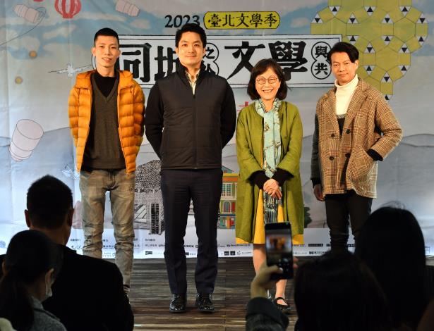 蔣萬安市長與共同接力朗讀的作家合影（左起曾偉林、廖玉蕙、蕭詒徽）