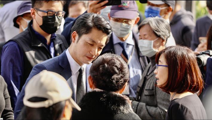 蔣萬安市長與受難者家屬致意