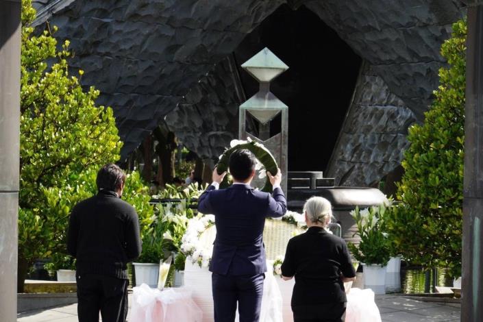 蔣萬安市長與受難者家屬向二二八事件受難者獻花致意(左起王貫宇先生、蔣萬安市長、徐光女士)