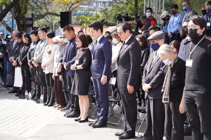 臺北市二二八事件76周年紀念會全體來賓向受難者默哀致敬.JPG