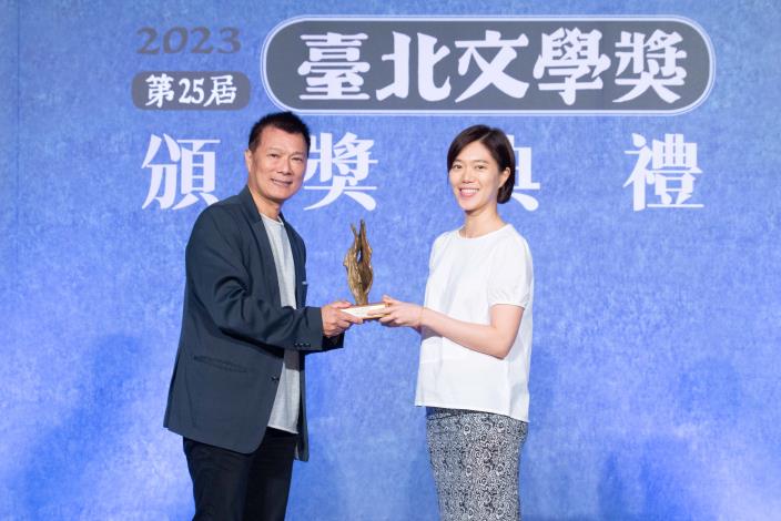 文化局長蔡詩萍(左)頒獎給第23屆臺北文學年金得主鄧九雲，得獎作品《女二》已於2月由三采文化出版。
