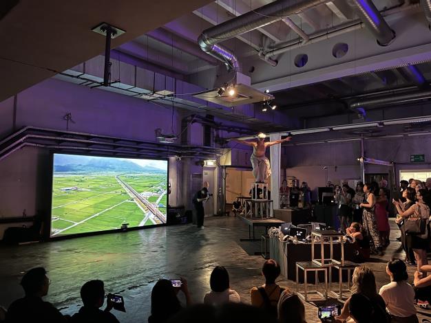 臺灣當代表演藝術家張逸軍於2023林茲電子藝術節開幕演出，透過AI投影融入表演者動態影像，再現臺灣壯闊風光