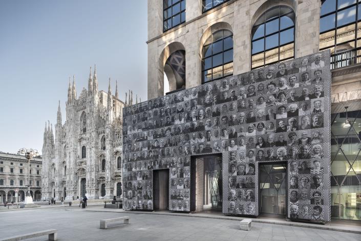 JR 擅長使用大型黑白肖像，轉化成藝術作品，張貼在城市地標與公共場所，表現對於人、社區與社會的關注。（圖片提供／Photographer_ Cosmo Laera  Milan, Italy, 2023。www.insideoutproject.net）