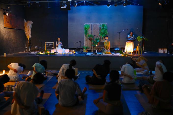 TAIPEI OPEN MIND 跨體感場次，將音樂展演空間打造為大型瑜珈教室，葉穎 Leaf Yeh純淨空靈的歌聲及吟唱，搭配瑜珈及頌缽，宛如身處城市綠洲