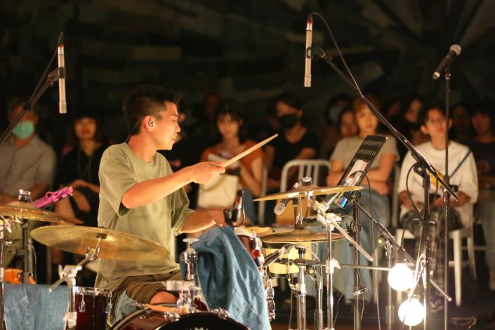TAIPEI OPEN MIND 跨文化場次，有別於巡迴演出編制，特別邀請「山系靈魂新星」的雷擎擔任彩蛋鼓手