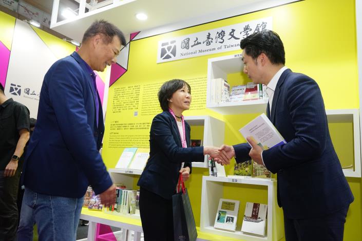 蔣萬安市長前往國立臺灣文學館參觀，館長林巾力親自導覽。