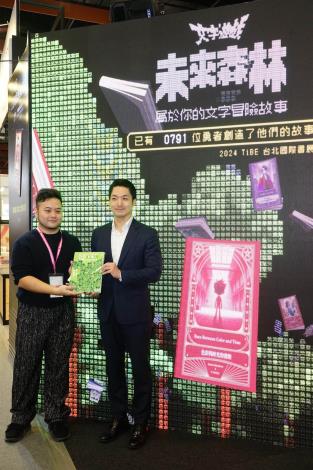 蔣萬安市長前往數位主題館體驗AI製作書籍，策展人林大涵親自導覽，後方LED背板為蔣市長生成AI書籍封面。