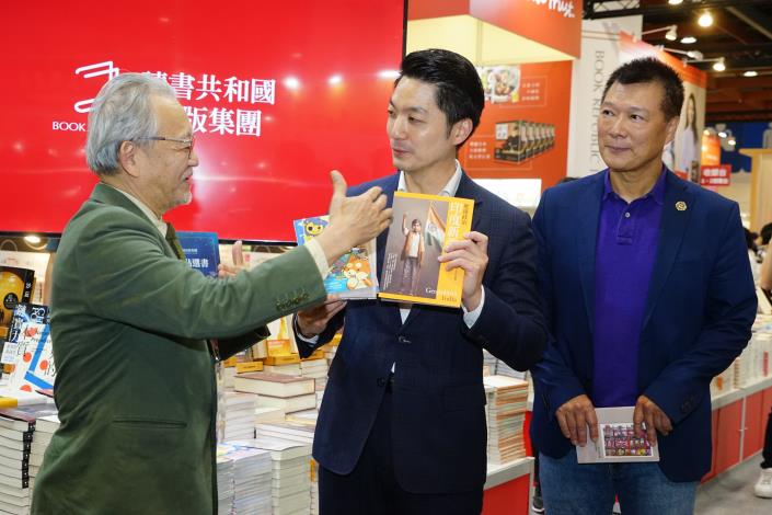 蔣萬安市長前往讀書共和國購書，創辦人暨社長郭重興(左一)親自導覽