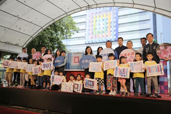 銘傳國小附幼的孩童們上台展示於公共藝術體驗課程製作的作品