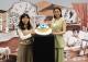 文化局副局長陳譽馨贈造型蛋糕給影展嘉賓謝欣穎，致敬布紐爾經典之作《安達魯之犬》