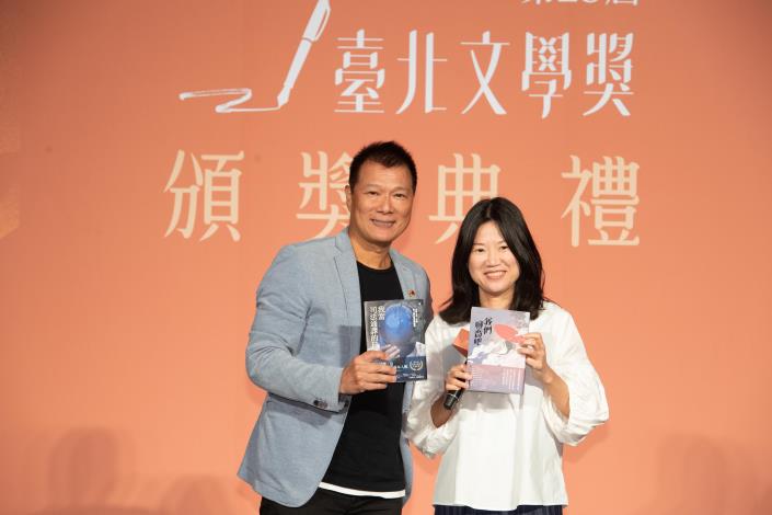 文化局局長蔡詩萍頒獎給第24屆臺北文學獎年金得主羅漪文，得獎作品《我當司法通譯的日子》已於1月由寶瓶文化出版。