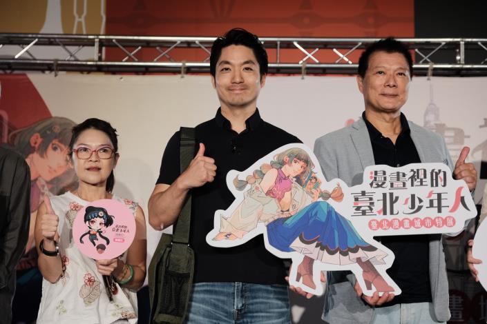 由臺北市文化局主辦的臺北140周年建城系列活動─《漫畫裡的臺北少年人─臺北漫畫城市特展》今日舉辦開展記者會，臺北市長蔣萬安(中)、臺北市文化局局長蔡詩萍(右)、臺北市議員郭昭巖(左)皆出席共襄盛舉。
