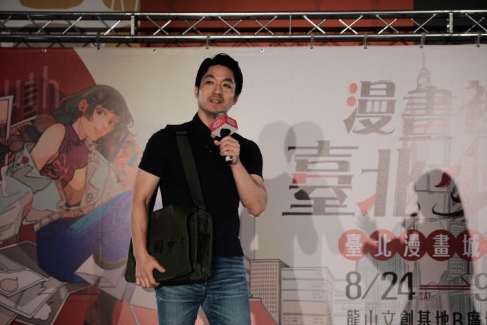 臺北市長蔣萬安於今日出席由臺北市文化局舉辦的《漫畫裡的臺北少年人─臺北漫畫城市特展》，並於記者會上背上高中時期的書包，和大家分享求學趣事。