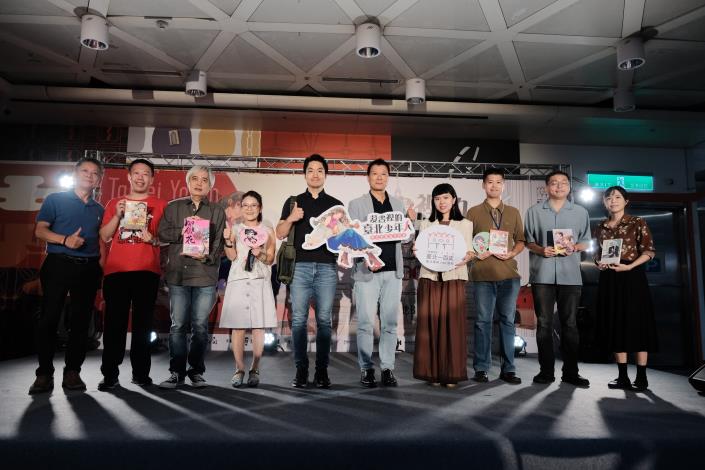 今年適逢臺北140周年建城，臺北市文化局以漫畫為主題，打造《漫畫裡的臺北少年人─臺北漫畫城市特展》，臺北市長蔣萬安和5位參展作家共同出席開展記者會。(貴賓由左至右依序為：龍山文創基地會長洪文和、漫畫家韋宗成老師、漫畫家常勝老師、臺北市議員郭昭巖、臺北市長蔣萬安、臺北市文化局局長蔡詩萍、新銳漫畫家Eli Lin依萊、漫畫家清水老師、漫畫家簡嘉誠老師、漫畫家左萱老師)