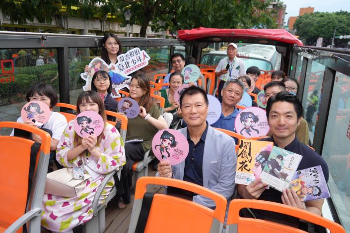 蔣萬安市長也特別坐上「臺漫聖地巡禮—雙層觀光巴士導覽」