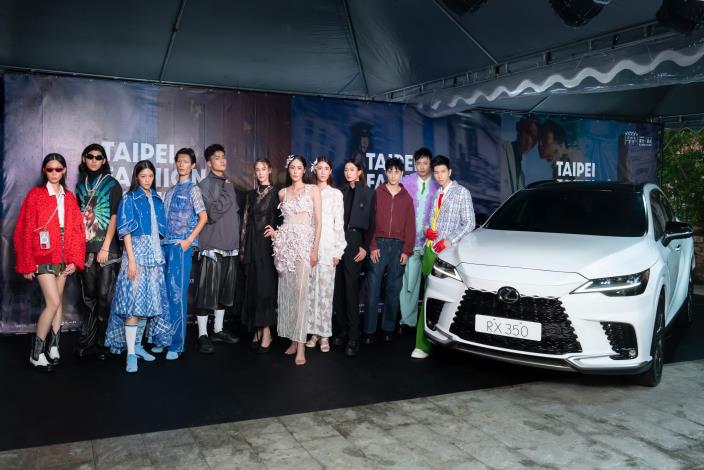 Lexus 極致運動跑旅車款 RX 350與十二位模特展演設計師品牌