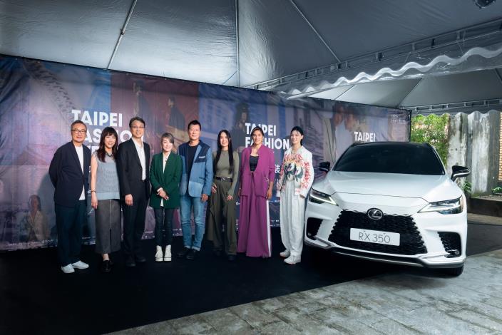 由左至右：VOGUE董事總經理劉震紳CM、LEXUS 陳昱美副理、文化部王定亞專門委員、臺北市議員顏若芳、文化局蔡詩萍局長、藝人孫盛希、奧運拳擊雙后陳念琴和吳詩儀