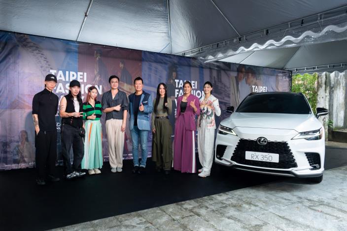 由左至右：AllenKo3（柯瑋倫）、Just in XX（周裕穎）、Claudia Wang（王子欣）、葭CHIA（陳佳睿）、文化局蔡詩萍局長、藝人孫盛希、奧運拳擊雙后陳念琴和吳詩儀