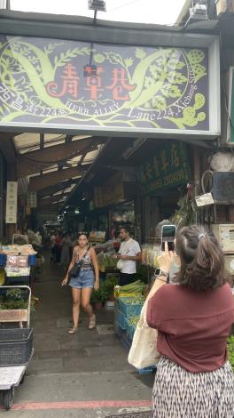 萬華著名地標入AR ，解謎路線包含艋舺龍山寺、青草巷、剝皮寮歷史街區、新富町文化市場等萬華區指標性地點。