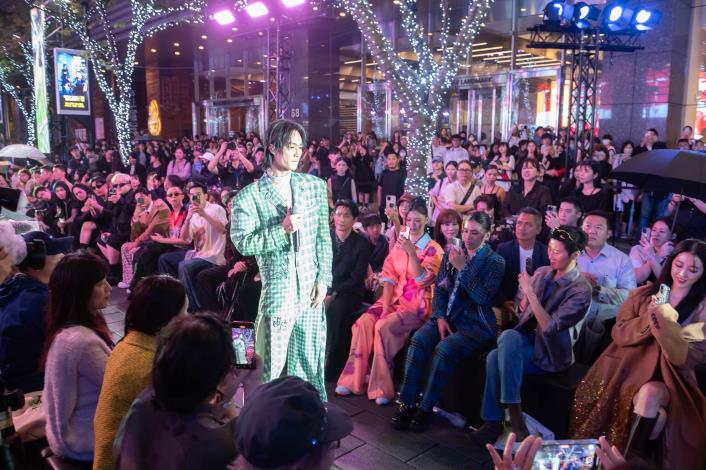歌王李英宏打頭陣演出《台北直直撞》、《水哥》，呈現臺北城市內部湧動的情感和驅動力