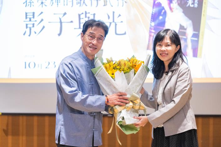 文化局陳譽馨副局長向孫榮輝藝師獻上祝福