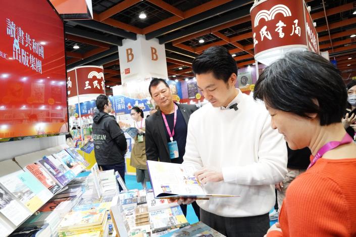 於讀書共和國參觀購書