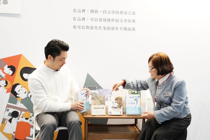 於文訊、洪範、爾雅聯合展位參觀購書