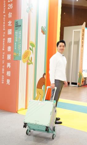 市長拉著購入的書籍滿載而歸