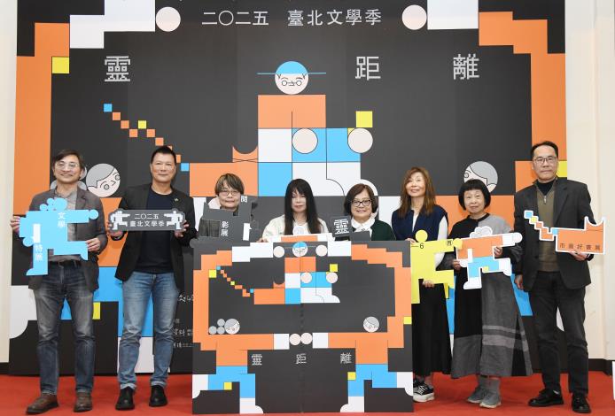 貴賓合照：右起北市圖洪世昌館長、李昂、平路、封德屏社長、鍾文音、楊元鈴策展人、蔡詩萍局長、文基會城西營運部李志勇總監2.JPG