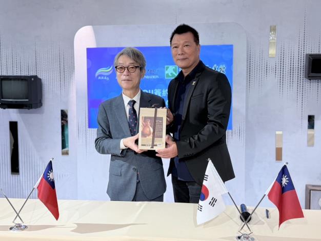 濟州4.3平和財團理事長金鍾旻(左)及文化局局長蔡詩萍(右)互相致贈禮品2