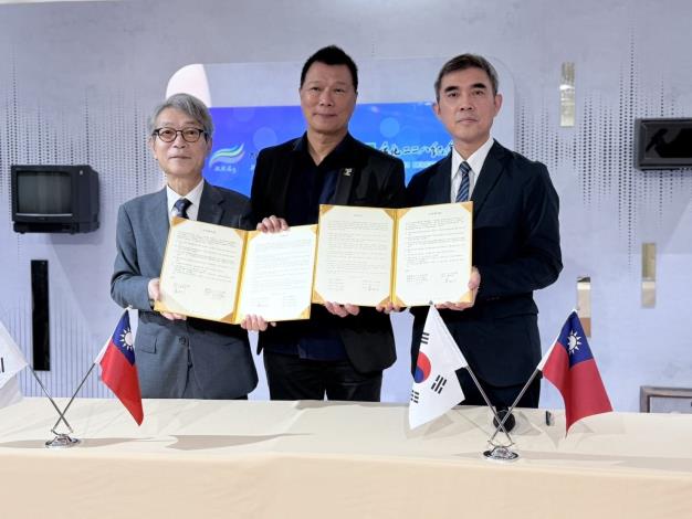 在臺北市政府文化局長蔡詩萍的見證下，於台北二二八紀念館簽署合作備忘錄（MOU）
