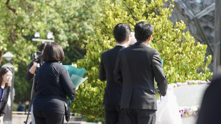 向二二八受難者獻花(左起黃秀婉理事長、蔣萬安市長、蒲子超先生).JPG