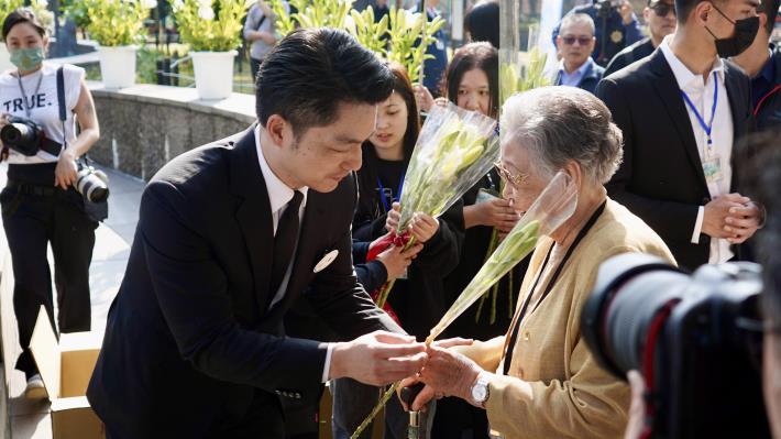 蔣萬安市長向受難者家屬致意.JPG