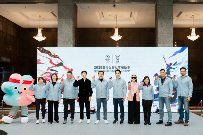 貴賓合影(左起新北市體育局局長洪玉玲、新北市文化局局長張䕒育、世壯運執辦執行長林哲宏、總製作人林昆穎、新北市副市長劉和然、臺北市市長蔣萬安、開閉幕典禮藝人代表ABAO阿爆、臺北市副市長林奕華、臺北市文化局局長蔡詩萍、臺北市體育局局長王泓翔)