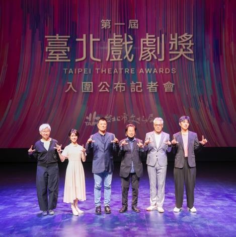 臺北戲劇獎入圍記者會嘉賓共同展示揭幕手勢