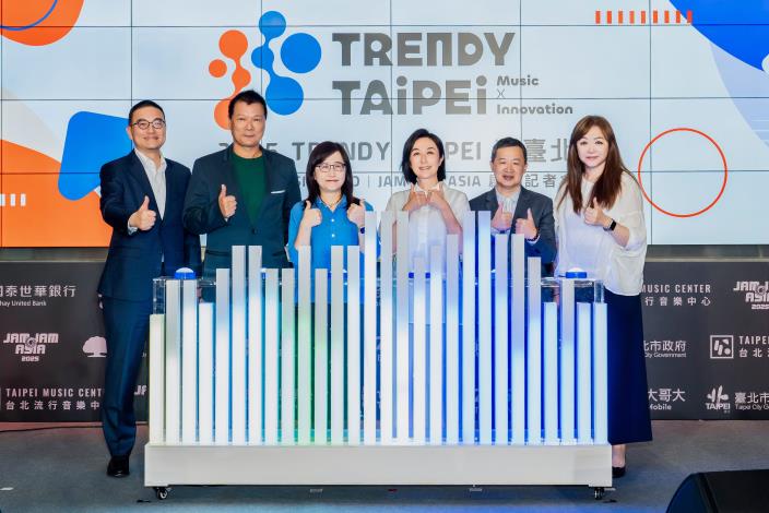 左起國泰世華銀行資深副總經理胡醒賢、文化局局長蔡詩萍、臺北市副市長林奕華、北流董事長黃韻玲、北流執行長梁序倫、台灣大哥大副總經理劉麗惠