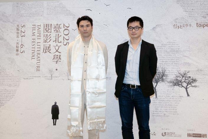 影展嘉賓鳳小岳(左)及文化局專委邱稚亘(右)