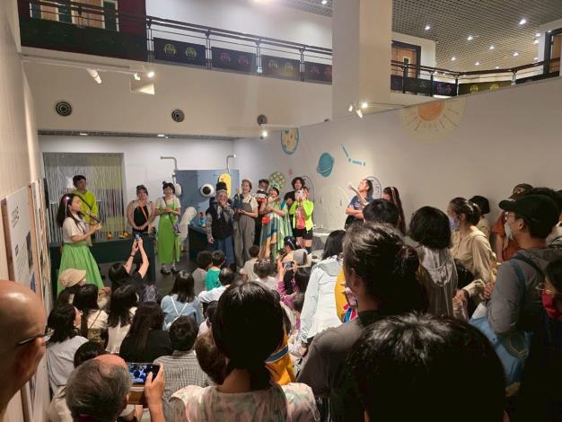 臺北偶戲館開放「偶戲之夜」， 不僅有導覽體驗，更首度開放觀眾登台演出，夜間限定表演吸引戲迷朝聖。