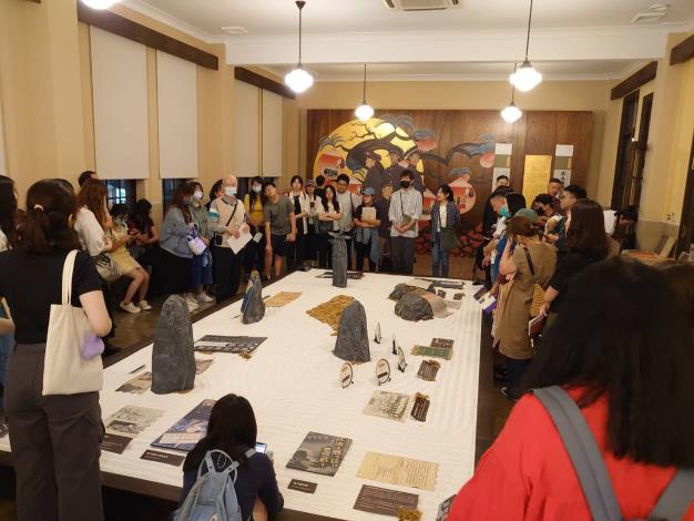 民眾熱情參與臺灣新文化運動紀念館的夜間限定特展導覽活動。